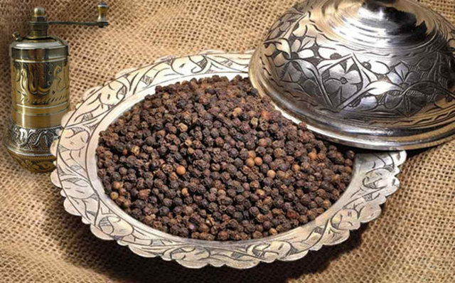 İçerdiği C vitamini sayesinde, doğal antibiyotik özelliği taşır. Zararlı serbest radikallerden kurtulmak için destekçidir.