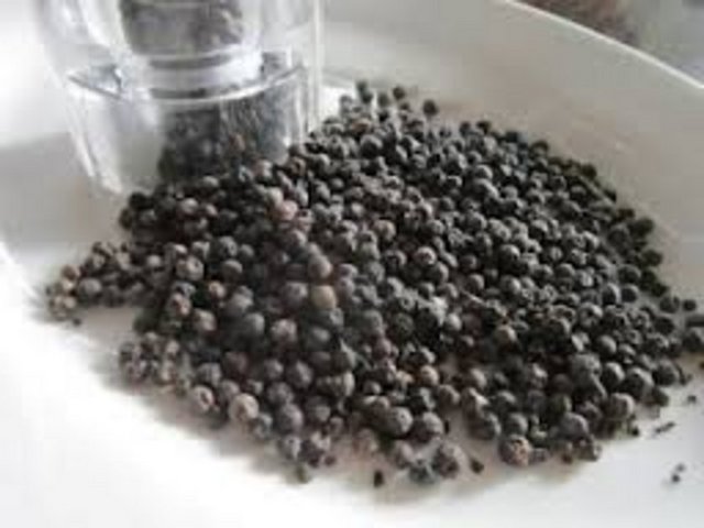 Saçlardaki kepeği önlemek için karabiberli saç maskeleri oldukça işe yarar. Kalp hızını ve kan basıncını kontrol eden potasyum açısından zengindir.