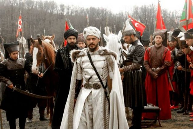 Ertesi gün şehzade babasının elini öpmek için otağ-ı hümayuna yürüdü. Çadıra girdiği zaman babasını göremedi, yedi dilsiz onu karşıladı ve hemen üstüne atılarak boğmak istedilerse de Mustafa bunların elinden kurtulup kaçtı.