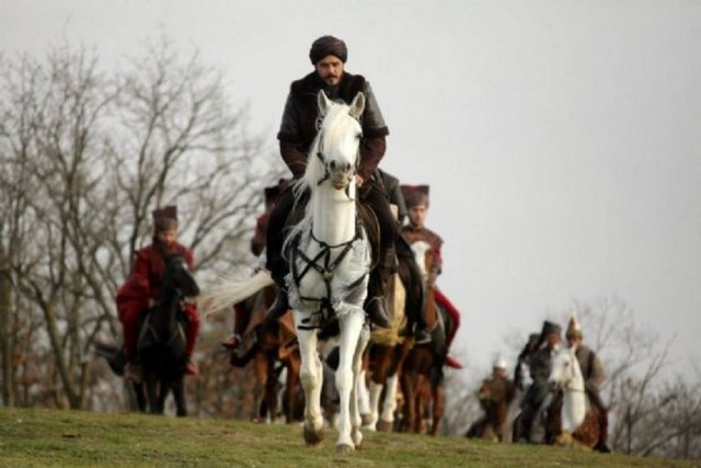 Sipahiler ağası olan, Kızıl Ahmedliler den Şemsi Ağa'yı (Şemsi Paşa) İstanbul'a yolladı ve padişahın bizzat askerin başında sefere çıkmasını arz ederek, Aksaray'dan ileri gitmeyip bekledi.