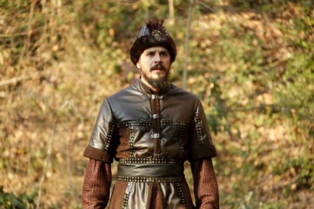 Aslında bu, Mustafa'nın isyan hareketlerine başvurduğuna ve babasının tahtına göz diktiğine dair endişelerinin çok uzağındadır.