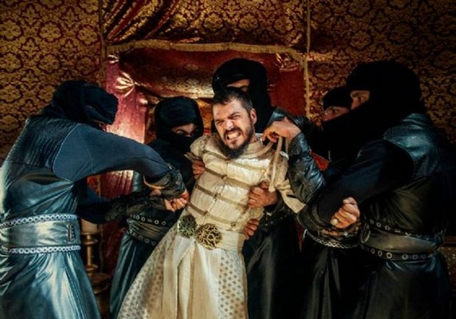 'Şehzâde Mustafa, sultanın ilk oğlu. Annesi de Çerkes olan kadın. Şu anda Amasya'da ikamet ediyor. İranlılar'ın sınırında, İstanbul'dan 26 gün uzaklıktaki bir mesafede. Yıllık geliri 80 bin dükaya tekabül ediyor.