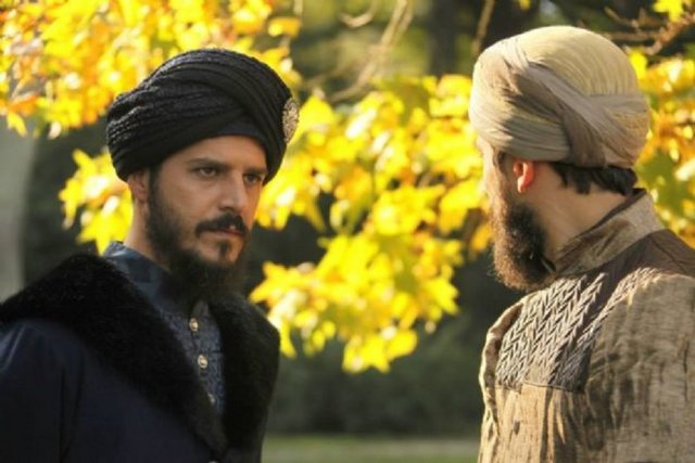 Bu yüzden paşa en önemli mevkilere kendine yakın, onun emrinde olan kişileri yerleştiriyor.