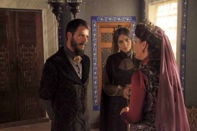 Bu konu ile ilgili olarak sultanın taht için kimi tercih ettiğini anlamak kolay değil çünkü hepsi onun oğlu ama yanında her zaman Rus karısı var ve bu kadın kendi oğullarını hep ön plana çıkarıp, sürekli Mustafa'yı kötülüyor.