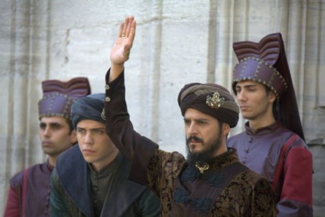 Topraklarına gelen her yeniçeriye, sultanın kullarına, sadece çok iyi davranmakla, onları misafir etmekle kalmıyor, aynı zamanda çok güzel hediyeler de sunuyor.