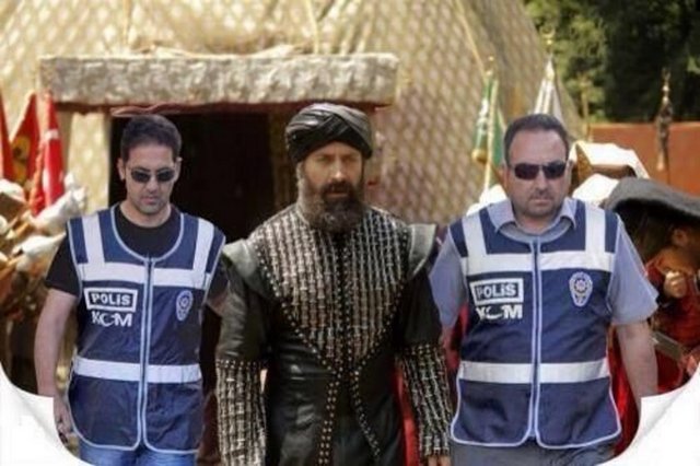 Ergenç, internetteki caps çılgınlığından da nasibini aldı. Kanuni'nin iki polis tarafından götürüldüğü caps, sosyal medyada paylaşım rekoru kırıyor.