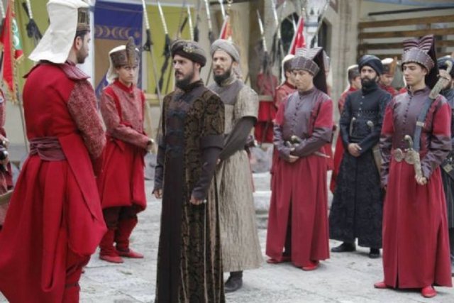 Babasına sık sık armağan olarak güzel atlar, ayrıca birkaç bin düka da gönderiyor ve bunu seve seve yaptığı çok belli.Şimdiye kadar babasına karşı hiçbir ters harekette bulunmamış.