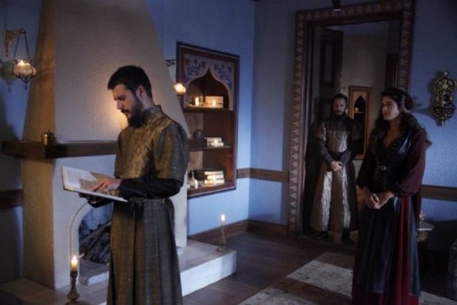 Ancak değişik olaylardan dolayı şans Şehzâde Selim tarafına da düşebilir (Diğer ikisine çok fazla önem verilmemiş).Sultanın çok sevdiği annesinin planları ve çok yetkili olan Rüstem'in planları da bu doğrultuda.