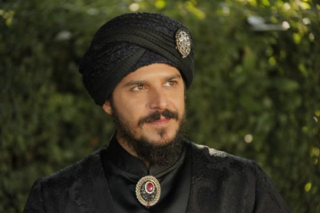 Sultan Selim, İstanbul'a çok yakın. Hayatta kalmayı başarırsa, annesi de ölmezse, paşa da hazinenin ve sultanın paralarının sahibi olarak, kaza eseri bir ölüm ile Sultan Selim'i tahta oturtmak onlar için pek de zor olmaz.