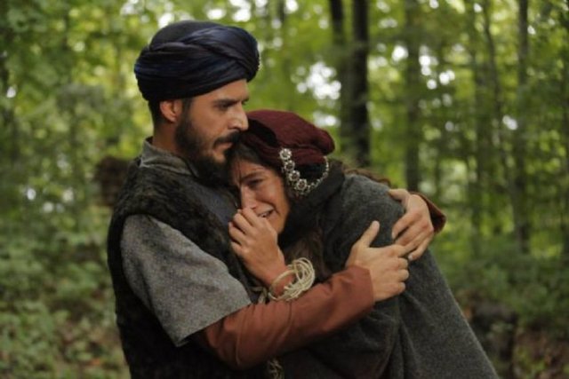 Herkes onu çok seviyor ve herkes babasının yerine tahta çıkmasını istiyor. Yeniçerilerin de onun hükümdar olmasını istedikleri çok açık.