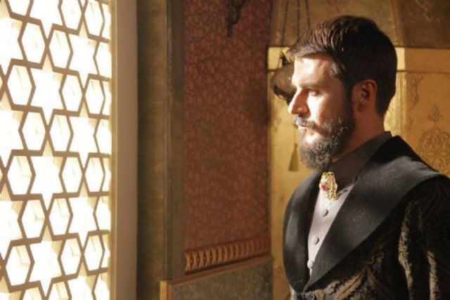 Bu mevkiden kardeşini alsa bile yerine çok güvendiği başka birini koyacak.Zira Mustafa'nın tahta çıkmasını engellemek için bir donanma ile onun yolunu kesmekten daha iyi bir şey yok.