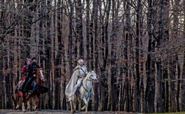 Garîbler gibi gitdi o yollara tenhâ - Çekildi âlem-i bâlâya hemçü mürg-i Hümâ - Günümüz Türkçesi: Kimsesizler gibi o yollara yalnız başına gitti. Hüma - kuşu gibi yüce âleme çekildi.