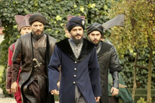 Döküldi gözyaşı yılduzları çoğaldı figân - Dem-i memâtı kıyâmet güninden oldı nişân - Günümüz Türkçesi: Gözyaşı yıldızları döküldü, feryat çoğaldı; onun ölüm - saati kıyamet gününü andırdı