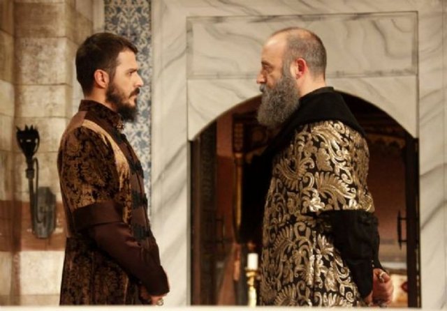 Kara geyürdi Karamana gussa itdi hücûm - O mâhı ince hayâl ile kıldılar ma'dûm - Günümüz Türkçesi: Gam Karaman'a hücum etti kara[lar] giydirdi. O ayı - ustaca hilelerle yok ettiler.