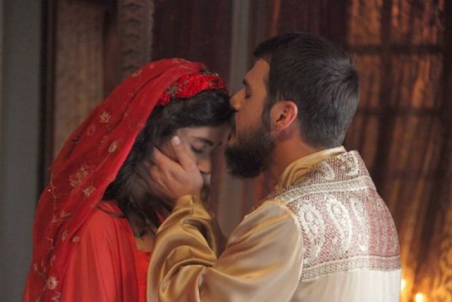 Tururdı şâh-ı cihân hiddetiyle nâre dönüp - Otagı haymeleri karlu kûhsâre dönüp - Günümüz Türkçesi:Cihan Sultanı kızgınlığından ateşe dönmüş hâlde - duruyordu; otağının çadırları karlı dağlara - benziyordu.