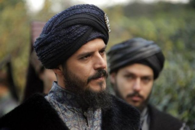 Girîv ü nâle vü zâr ile toldı kevn ü mekân - Akar su gibi müdâm aglamakda pîr ü cüvân - Günümüz Türkçesi: Kâinat feryat, figan ve inilti ile doldu. Genç, ihtiyar - [herkes] akar su gibi durmadan ağlamakta.