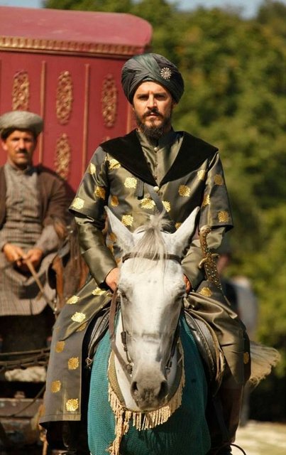 Şair, şehzadenin ölümünü, öldürülüş sebebini, çevirilen entrikaları ve - bundan duyduğu derin teessürü dile getirmiş;