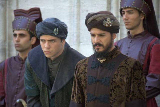 Yalancınun kuru bühtânı bugz-ı pinhânı - Akıtdı yaşumuzı yakdı nâr-ı hicrânı - Günümüz Türkçesi: Yalancının kuru iftirası ve gizli kini gözyaşımızı - akıttı, ayrılık ateşini yaktı.