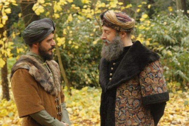 Yüz urdı hâke o meh aslına rücû itdi - Seâdet ile hemân kurb-i Hazrete gitti - Günümüz TürkçesiO ay [gibi parlak şehzade] yüzünü toprağa koydu, aslına döndü. Mutlulukla çabucak Allah'ın huzuruna gitti.