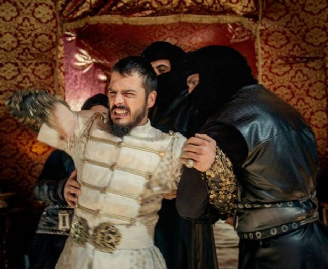 Hayât-ı bâkîye irişdi rûhı ey Yahyâ - Şefîkı rûh-ı Muhammed refîkı zât-ı Hüdâ - Günümüz Türkçesi: Ey Yahya! [Şehzadenin] ruhu sonsuz hayata kavuştu. - Şefkatçisi Muhammet'in ruhu, yoldaşı ise - Allah'ın zatı[dır].