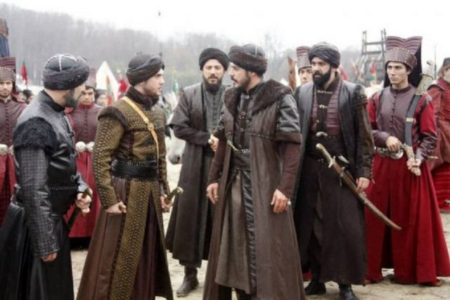 Vücûd iline akın saldı akdı eşk-i revân - Eyâ serîr-i seâdetde pâdişâh-ı cihân - Günümüz Türkçesi: Ey saadet tahtında [oturup duran] cihan padişahı! - Dökülen gözyaşları vücut ülkesine akın salıp - aktılar.