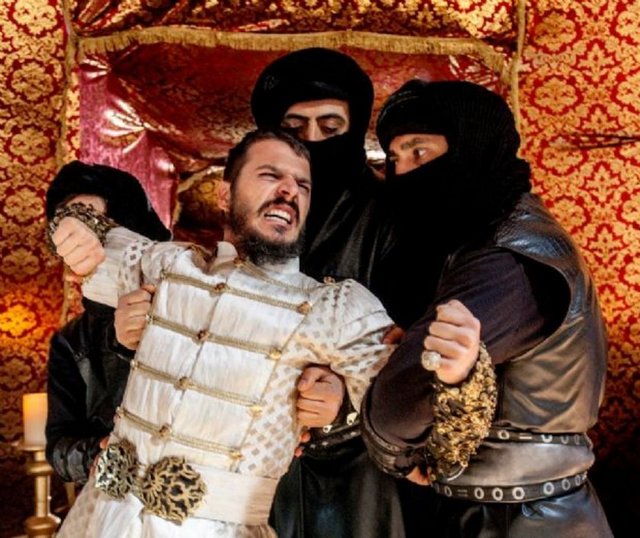 Enîsi gâyib erenler celîsi ehl-i safâ - Ziyâde ide yaşum gibi rahmetin Mevlâ - Günümüz Türkçesi: Dostu gayb erenleri, oturup kalktığı kimseler safa - ehli[dir]. Allah rahmetini yaşım gibi çok eylesin