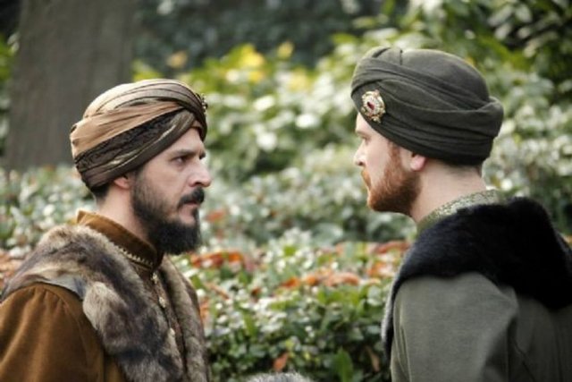 Yirini zîr-i zemîn eyledi o mihr-i münîr - Yirini gitdi cihândan nite ki merd-i fakîr - Günümüz Türkçesi: O parlak güneş yer altına yerleşti. Dünyadan fakir bir - kimse gibi yerinerek gitti.