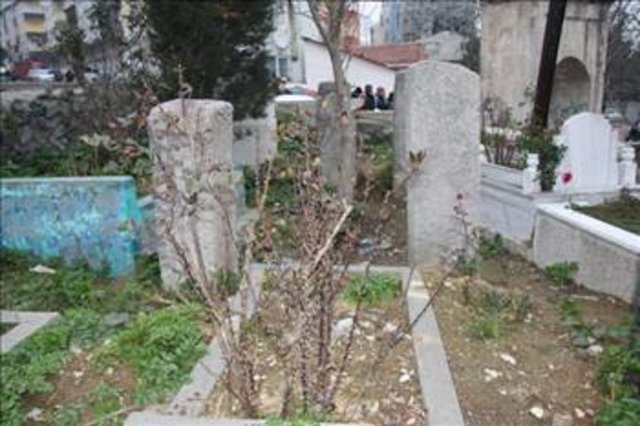 Cellatlar üzerine büyük araştırma  Peki Osmanlı'da cellatlar nasıl seçilirdi? Onlar neden böyle bir mesleği seçerlerdi? Tüm bu soruların cevabını Yaşar Karaduman'ın araştırmasında bulabilmek mümkün.