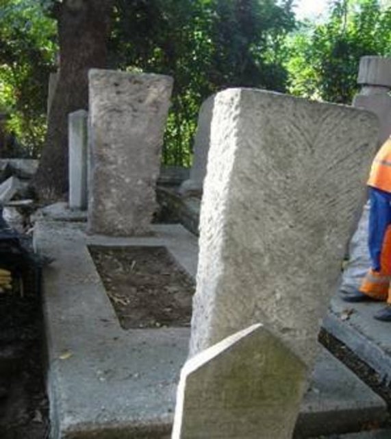 İki yerde cellat mezarlığı olduğuna inanılır  İstanbul'da iki yerde cellat mezarlığı olduğu bilinmektedir, Haldun Hürel."İstanbul'u Geziyorum Gözlerim Açık" adlı eserinde bunlardan birinin,Edirnekapı'dan Ayvansaraya inen kara surlarının...