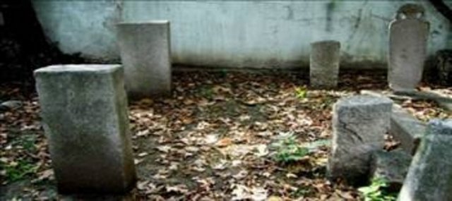 Burada gömülü insanların dünyada iken ne iş yaptıklarını mezar taşlarına bakarak anlamak mümkündür, vezir mi, denizci mi, subay mı yeniçeri mi ,ulema mı, kadı mı? hepsi mezar taşlarından anlaşılır.