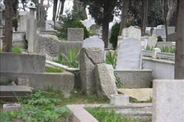 Bunların cellat mezarları oldukları ise mezar taşlarından anlaşılmaktadır. Osmanlı mezarlıkları, taş işçiliğinin en güzel örnekleri ile yapılmış mezar taşları ile doludur.