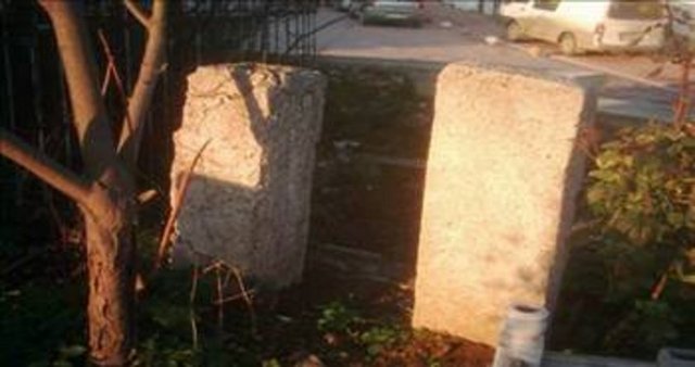 Eyüp semtinin girişinde bulunan bu mezarlar günümüze ulaşanlardan en iyileridir. Cellat Mezarlarından diğer örnekler: Dünyada bir örneği daha bulunmayan bu mezarlık bir açık hava müzesi gibi korunması gerekirken kaybolup gitmiştir.