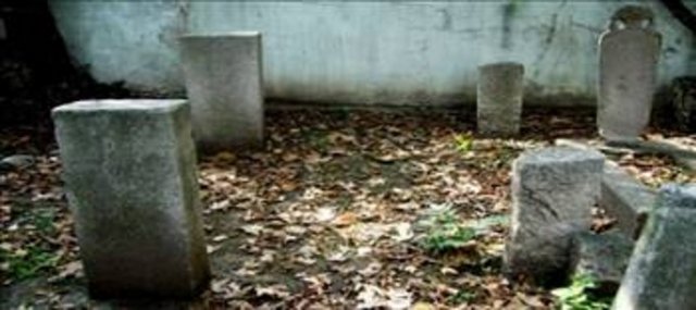 çocuklarına kötülük veya başkaca bir hatalı tutum ve davranış içinde olmamaları için alınan bir koruma önlemi olsa gerektir.