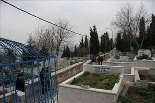 Çocuklar bile korkmadan mezarların arasında oyunlar oynuyor. Bazı yollar ada ada yer alan mezarların adasından geçiyor.