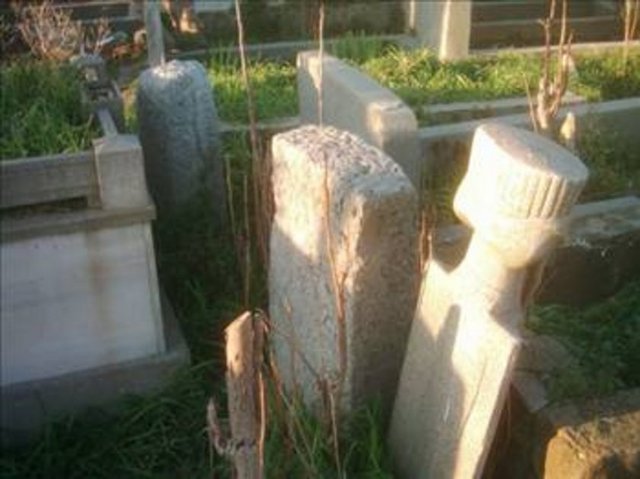 Birkaç sene sonra tamamen yok olacaktır. Cellatların normal mezarlıkları alınmamasında ise, insana saygı, iyilerle kötüleri aynı kefeye koymama felsefesi yatar. Halk bu insanların cesetlerini aralarına almamakla bunu anlatmaya çalışmıştır.