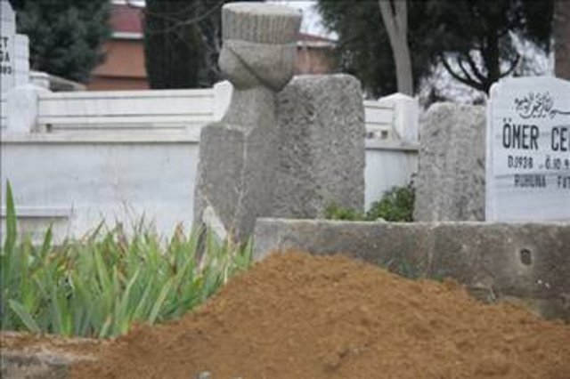 Mezar taşlarından anlaşılıyorlar  O zaman burası İstanbul'un en uç noktası kuş uçmaz, kervan geçmez kimsenin uğramadığı doğru dürüst yolu olmayan yabani ağaçlar içinde ürkütücü bir yerdi.