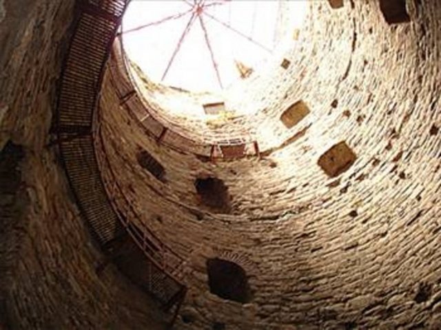 İnfaz çeşmesi Bu çeşmenin bir adı da cellat çeşmesi veya siyaset çeşmesi idi, cellatların kaldığı yer ise çeşmenin bulunduğu duvarın arakasındaydı. Bu çeşme halen Topkapı Sarayı'nın ön bahçesinde bulunmakta,