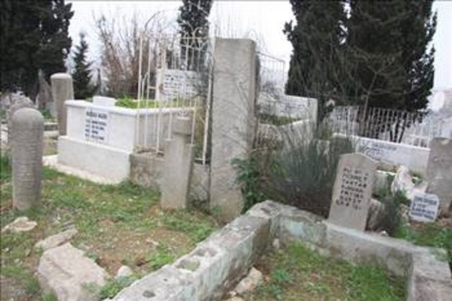 Yeni mezarlarla cellat mezarları iç içe  Bugün yeni mezarların arasında kalmış bir cellat mezar taşı bu mezarlık Eyüp semtinin Piyer Loti tarafındadır.