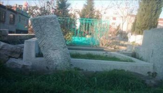 Lanetli mezarlık - dokunanlar ölür  Kuş uçmaz kervan geçmez bu mezarlığa, zamanında mahallelinin "lanetli mezarlık" dediği, gündüzleri dahi buradan geçmeye korktuğu biliniyor.