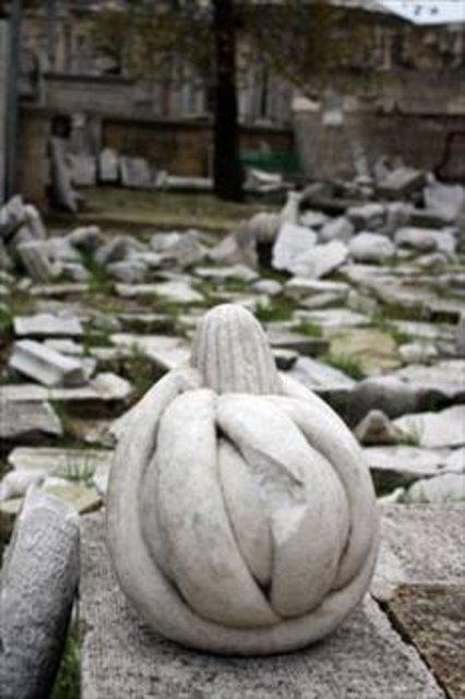 Yakınları bulamasın diye mezar taşlarında yazı yok Mezar taşlarında hiçbir yazı ve işaret bulunmaması ise anlaşılır bir durumdur. Bu, öldürülen kişinin geride kalan yakınlarının, bunları mezar taşlarından bulup mezarlarını tahrip etme eş ve...