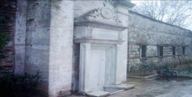 İnfazlar nerelerde yapılırdıSarayda verilen ölüm cezaları, Topkapı Sarayı bahçesinde bulunan bir çeşmenin önünde infaz edilirdi, cellatlar infazdan sonra kanlı baltalarını ve ellerini burada yıkarlardı.Çeşmenin sağında ve solunda ibret taşları vardır.