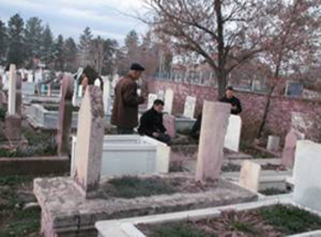 Yan yana iki Cellat Mezarı Cellat mezar taşlarının üzerinde ise, isim, doğum tarihi, ölüm tarihi gibi hiçbir yazı ve işaret yoktur. Bu taşlar iki metre yüksekliğinde 40-50 cm. genişliğinde dikdörtgen şeklindedir.