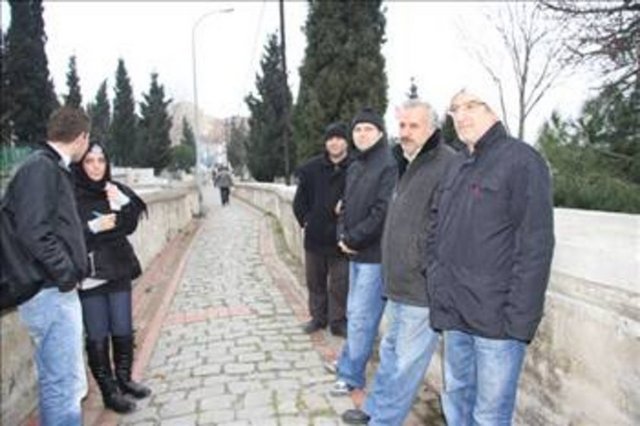 Mahalleli bile cellat mezarlığını bilmiyor Mahalleli bu duruma alışmış olsa da, yaşadıkları yerde cellat mezarlarının olduğunu bilmiyorlar. Öğrendiklerinde biraz korkuyor, çokça da şaşırıyorlar.