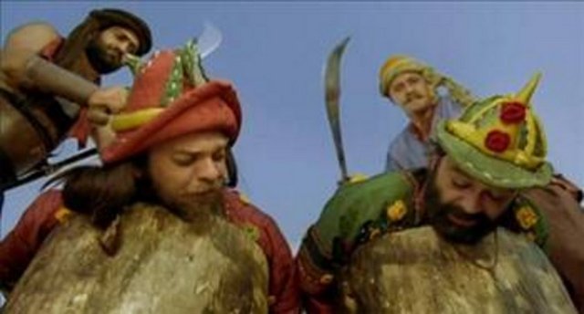 Gayrimüslimlerin infazı Cellatlar, Müslüman olan kişilerin infazdan sonra başlarını, cesedi sırt üstü yatırarak koltuğunun altına , Müslüman olmayanları ise yüzü koyun yatırarak, başlarını kıçlarının üzerine koyardı.