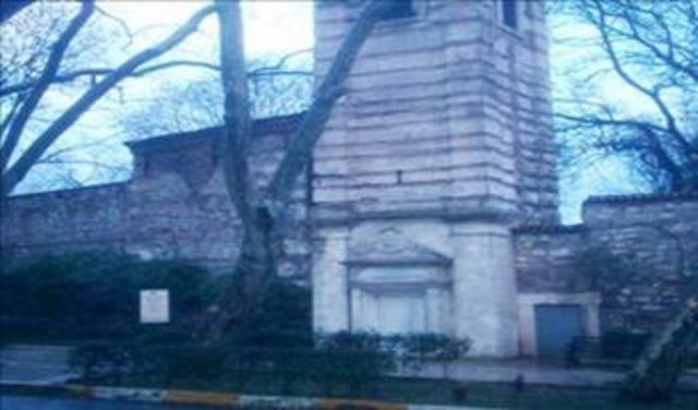 İnfaz çeşmesi  Bu çeşmenin bir adı da cellat çeşmesi veya siyaset çeşmesi idi, cellatların kaldığı yer ise çeşmenin bulunduğu duvarın arakasındaydı. Bu çeşme halen Topkapı Sarayı'nın ön bahçesinde bulunmaktadır.