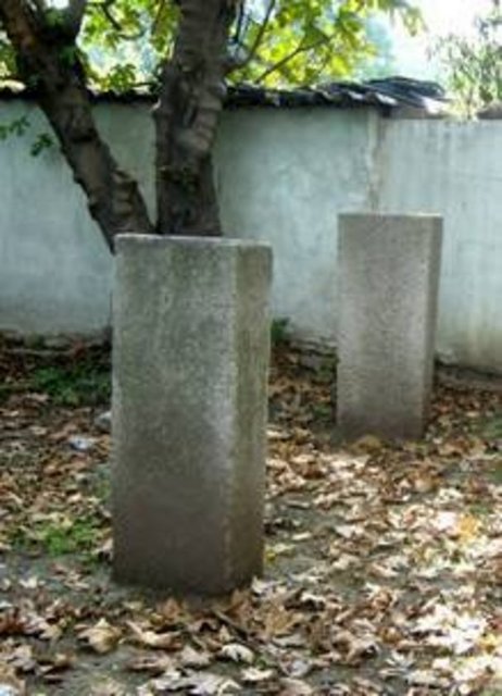 Birçok insan bu taşların bu mezarlıkta ne aradığını, niye dikildiklerini bilmez, ama normal mezar taşları ile yan yana öylece dururlar.