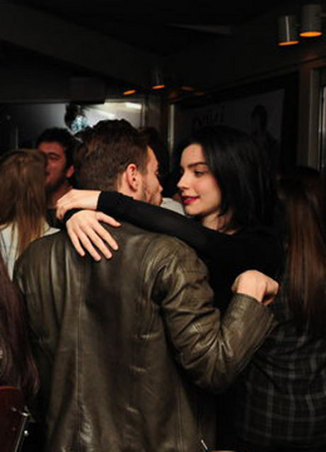 Popçu Murat Dalkılıç'la sevgilisi Merve Boluğur önceki akşam Süreyya Teras adlı mekanda Cihan Okan'ı dinledi.