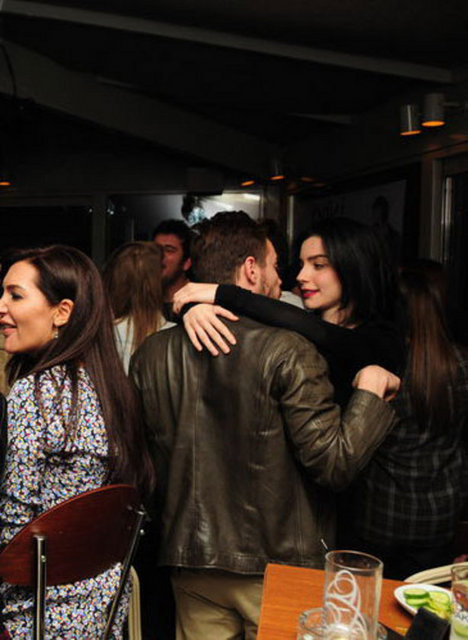 Merve Boluğur etraftakilerin bakışlarını aldırmadan sık sık Murat Dalkılıç'ın boynuna sarılıp öptü...