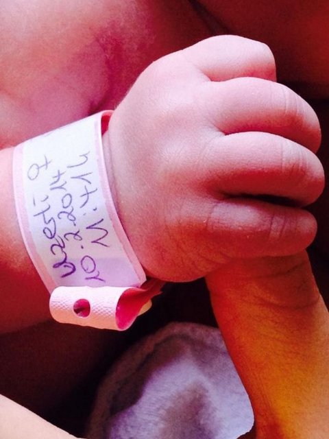 Güzel oyuncu minik Lara'nın elinin fotoğrafını Instagram'da paylaşıp ve altına 'Lara Uzerli' yazınca baba Ateş yazılı bir açıklama yaptı.