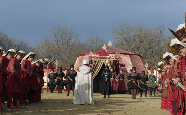 Aynı zamanda Orta Asya'dan bu yana süren bir Türk geleneği olarak hanedan mensuplarının katli esnasında kanı dökülemeyeceği için cellatlar Şehzade Mustafa'yı ipek urganla boğdu.